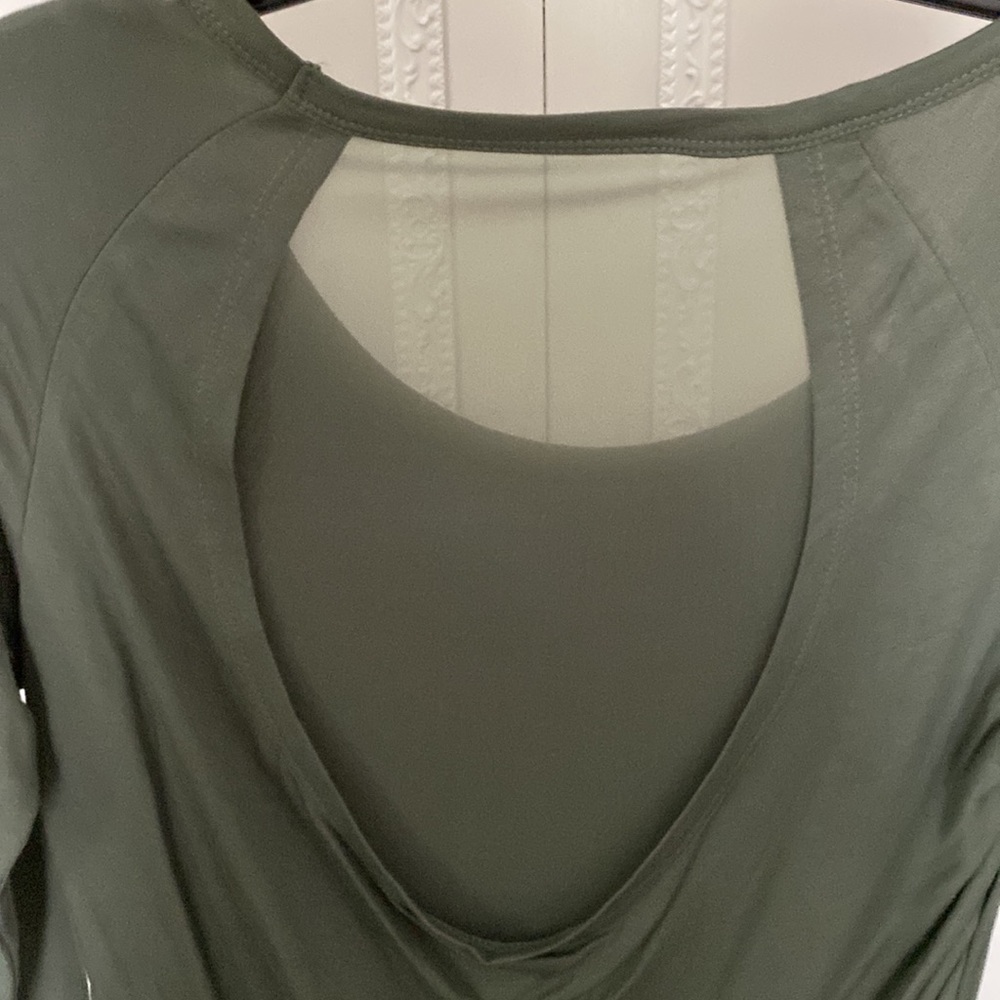 Workout top - Picture 2 of 3
